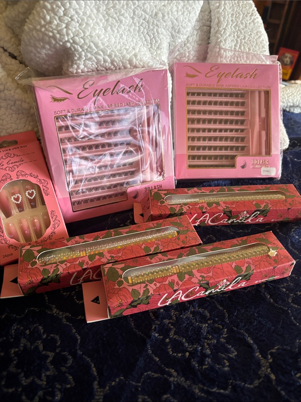 Pink False Eyelash and Nail Set - Pink. 2 in 1 adhesive eyeliners